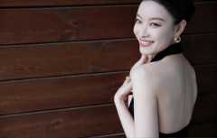 倪妮黑色挂脖裙摩登时尚 盘发而立姿态高贵妙曼