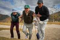 (Movie Review) Actor-director Ha Jung-woo's 'Lobby' offers satirical insight into 'golf business'