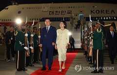 (LEAD) Lee arrives in Johannesburg to attend G20 summit