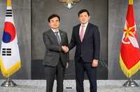 Defense chief discusses ways to advance alliance with U.S. envoy