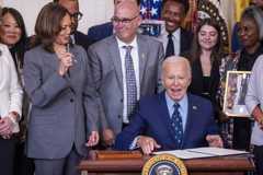 트럼프 "바이든이 자동서명기로 서명한 행정명령등 全문서 취소"