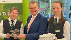 Paul Burrell als Knigge-Lehrer in der Steiermark. 