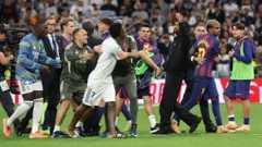 Die Spieler von Real Madrid und Barcelona gerieten aneinander.