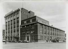 indianapolis-star-1-cropped.jpg The six-story brick building has a facade of white stone in an Italianate style with five vertical strips of double windows.