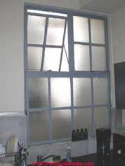 Awning type window, sliding pivot - in Buenos Aires (C) Daniel Friedman