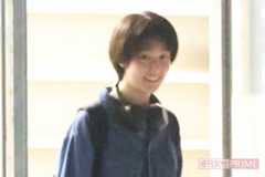 撮影を終えた唐田えりかはジャージにスニーカーというラフな私服で、共演した女優と談笑していた（2022年）