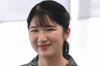 愛子さま“5000人が大歓迎”の中、初の沖縄へ“背筋が凍る事態”に遭遇するも、両陛下から受け継ぐ「慰霊の…