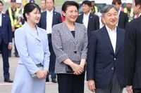 《天皇家ダイアリー》愛子さま、淡いピンクの帽子＆ドレスにパールの小物を合わせた“上品ファッション”で…