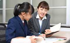 先生と生徒が話している写真