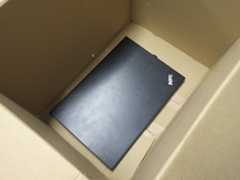 パソコンを買取王子のダンボールに入れる