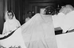 Indria Gandhi édesapja ravatalán, 1964-ben.