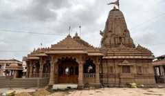 Close-up Ashapura Maa na phota of the six-foot, red-painted stone idol inside the main Ashapura Mata Temple at Mata no Madh, Kutch, Gujarat, showing the seven pairs of eyes