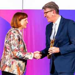 Staatsminister Weimer übergibt die Goldene Lola an Lena Liberta. Staatsminister Weimer übergibt die Goldene Lola an Lena Liberta.