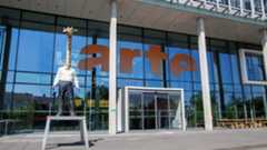 Eingangsbereich des Gesellschaftssitzes des Fernsehsenders ARTE in Straßburg mit Skulptur Giraffenmann von Stephan Balkenhohl Eingangsbereich des Gesellschaftssitzes des Fernsehsenders ARTE in Straßburg mit Skulptur Giraffenmann von Stephan Balkenhohl
