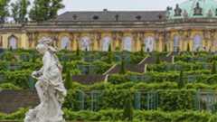 Detailreiche Marmorstatue im Barockgarten von Schloss Sanssouci in Potsdam. Detailreiche Marmorstatue im Barockgarten von Schloss Sanssouci in Potsdam.