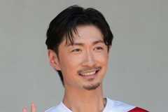 EXILE「MAKIDAI」が“3000万円超え”「高級車」との“2ショット”公開！ 「似合う」の声も集まる「オープンカー」どんなモデル？