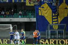 3 novembre 2019, Verona. La partita viene sospesa per gli insulti degli ultras della Hellas contro Mario Balotelli, attaccante del Brescia (Claudio Martinelli/LaPresse)