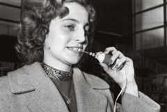 Présentation de la brosse à dents électrique au Salon des inventeurs, à Paris, 5 octobre 1957 © KEYSTONE-FRANCE/GAMMA-RAPHO