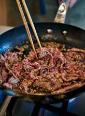牛肉を炒める