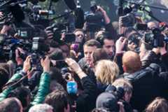 Benalla : Macron marche sur des off