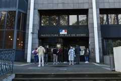 À Clermont-Ferrand, la préfecture fabrique des sans-papiers