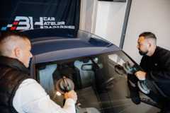 2 employés réparant un pare-brise