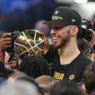 Chet Holmgren y sus compañeros celebran el Campeonato de la NBA de 2025 el 22 de junio en el Paycom Center de Oklahoma