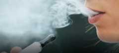 Autoridades educativas y profesores de Santiago lamentan que negocios de vapes operan cerca de escuelas y liceos.