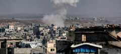 Esta imagen tomada desde el oeste de Jabalia, en el centro de la Franja de Gaza, muestra columnas de humo procedentes de los bombardeos israelíes en el este de la ciudad de Gaza el 9 de julio de 2025