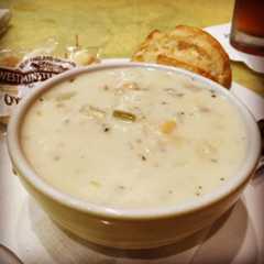 今日の一杯。New England Clam Chowder。  ついつい clam chowder 頼んじゃうんだよね。sour dough にバターたっぷりつけて。この瞬間だけは糖質のことは忘れよう。