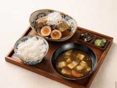 炊きたての羽釜ご飯はおかわり自由！ ご飯が主役の定食屋（東京・東池袋）