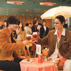 「SPRING VALLEY BREWERY」のビールで乾杯をする男性2人