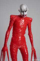 剥き出しの身体に有刺鉄線、氷点下モスクワでウクライナ侵攻反対を示す「クイーンダム」本編映像