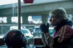 バリー・コーガンのバイク運転技術もエグい！ 「クライム101」メイキング映像公開