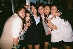 コギャル・広瀬すず、“写ルンです”にピース！「SUNNY」メイキングカット初公開