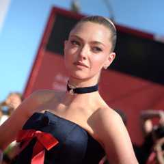 Amanda Seyfried Embraced the Long-Hair Trend That’s Making Waves This Winter