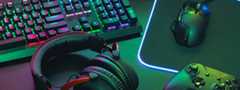 Area gamer, tastiera RGB, cuffie per gaming, mouse per gaming e mousepad RGB, controller Xbox