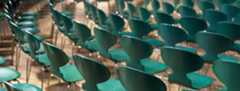 Opstilling af Arne Jacobsens myrestole i grønlakeret udgave i festsalen på Københavns Universitet