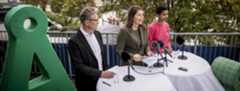Alternativets folketingsmedlem Torsten Gejl, politisk leder Franciska Rosenkilde og borgerrepræsentant Christina Sade Olumeko flankeret af store partibogstaver (Å) ved pressemødet efter partiets sommergruppemøde i København 19.9.2022.