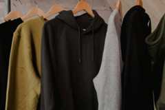 4 φούτερ και hoodies για τα πρώτα κρύα που θα βρεις έκπτωση
