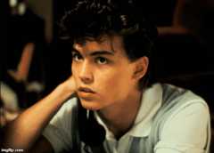 35 éve nyírta ki a kölyökképű Johnny Deppet a pengekesztyűs Freddy Krueger