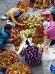 Des femmes préparent le kimchi à Séoul