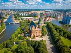 Köningsberg-katedralen på Kneiphof-øya (Kant-øya) i Pregel-elva