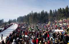 Foto av folkehav langs langrennsløype