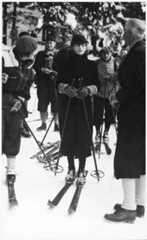 Foto av kvinne med treski og staver.