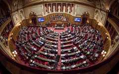 Réforme des retraites : la droite sénatoriale rejette la suspension et rétablit le gel des pensions en 2026