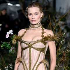 Margot Robbie porte la réplique d'un bracelet fait avec les cheveux des sœurs Brontë à l'avant-première de Hurlevent à Londres