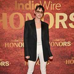 白のブリーフが主役！ クリステン・スチュワートの大胆な“下着見せ”スタイル