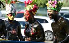 Kongo Karayib : une vague humaine déferle entre Les Abymes, Pointe-à-Pitre et Le Gosier