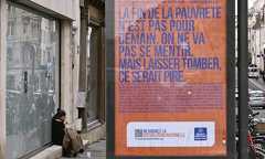 Une personne sans domicile fixe dans une rue de Nancy, près d’une affiche du Secours catholique, en novembre 2024